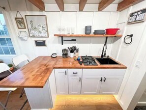 Kühlschrank, Mikrowelle, Herdplatte, Wasserkocher mit Kaffee-/Teezubehör