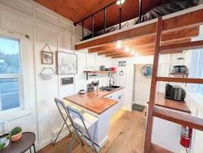 Kühlschrank, Mikrowelle, Herdplatte, Wasserkocher mit Kaffee-/Teezubehör