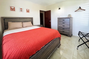 3 chambres, fer et planche à repasser, lit de bébé portatif