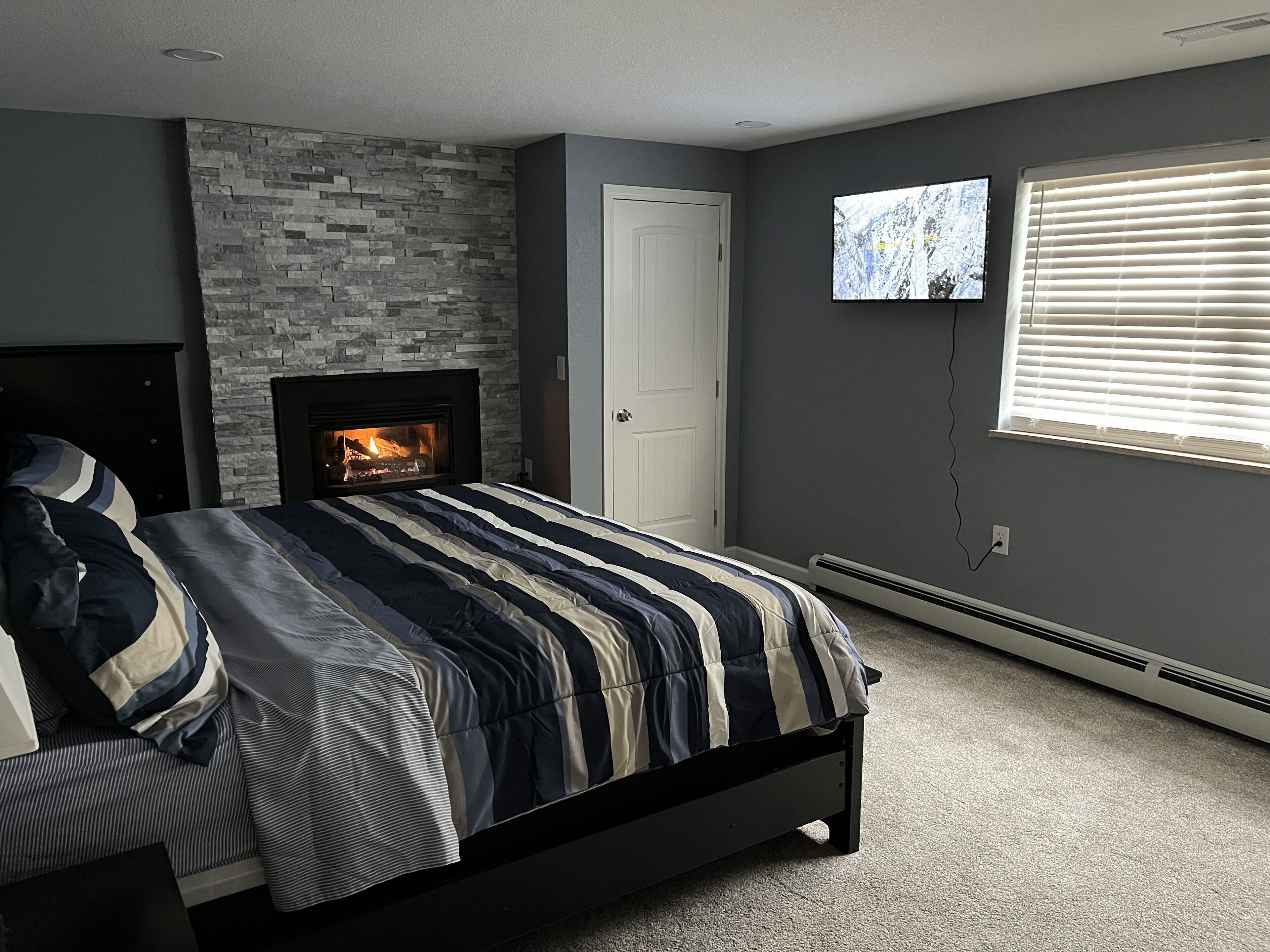 5 makuuhuonetta, tallelokero huoneessa, työpöytä, silitysrauta/-lauta