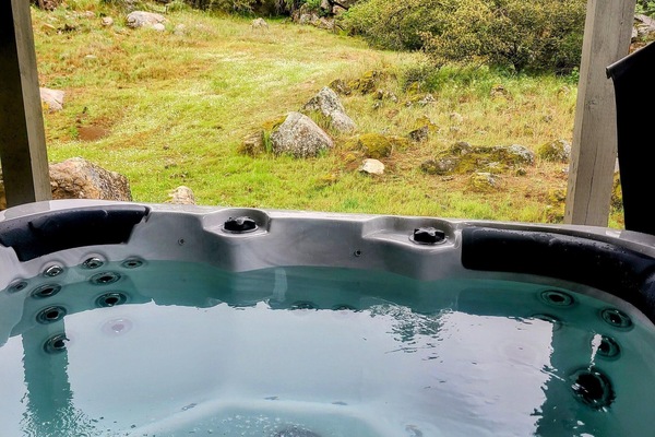 Banyera d'hidromassatge a l'aire lliure