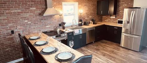 Réfrigérateur, micro-ondes, four, plaque de cuisson