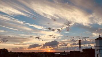 Un atardecer con nubes sobre un paisaje urbano.