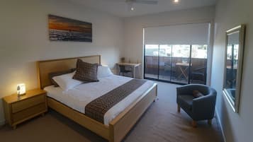 3 bedrooms, desk, iron/ironing board, travel cot