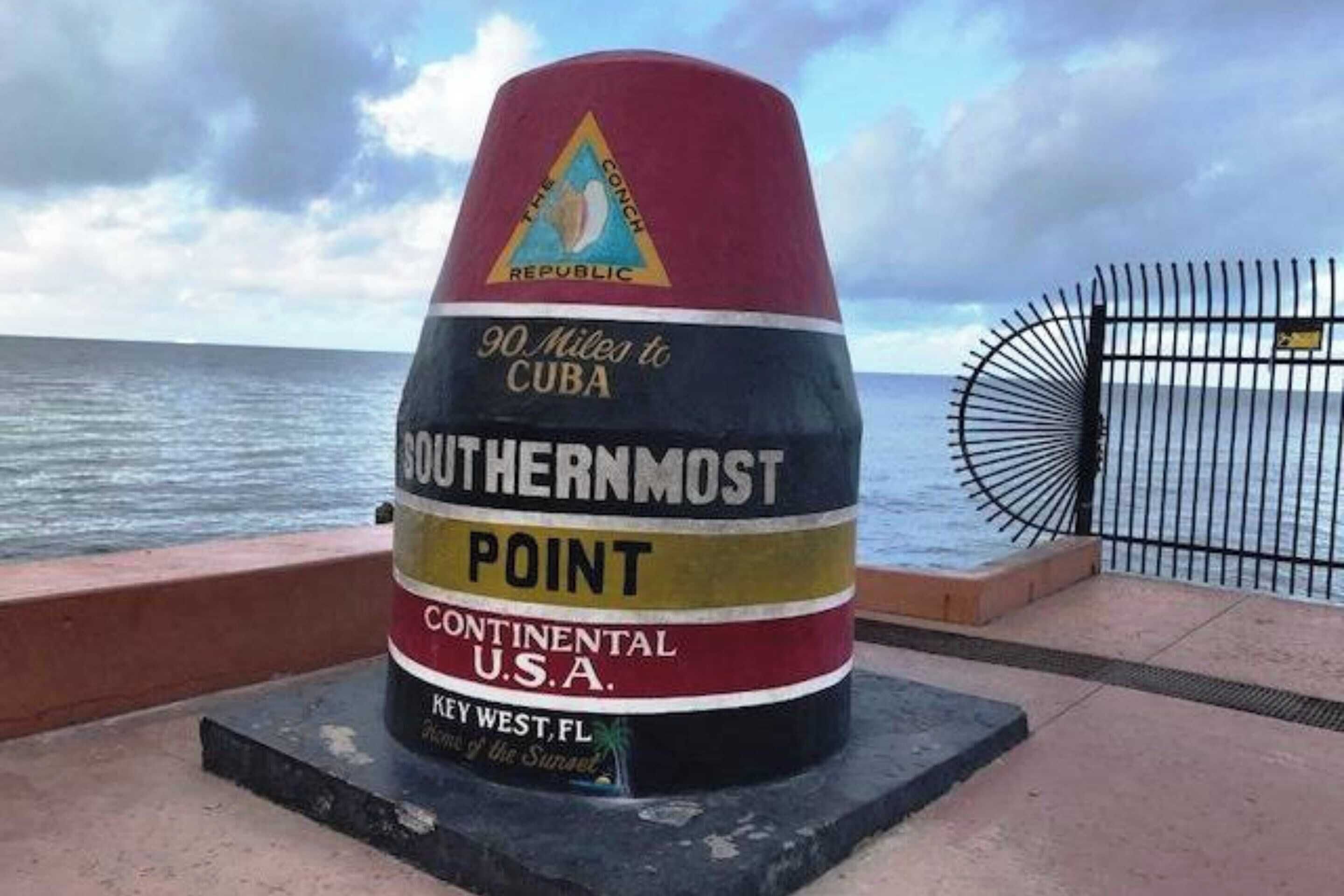 Ein Denkmal mit der Aufschrift „Southernmost Point“ und „90 Meilen nach Kuba“ sowie „Kontinentale USA“.