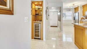 Una cocina con refrigerador, microondas y lavaplatos.