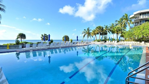 Beachfront 2bdr Condo, Pool & Hot Tub w/ Ocean Views Papaya Place by Avantstay