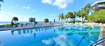 Beachfront 2bdr Condo, Pool & Hot Tub w/ Ocean Views Papaya Place by Avantstay