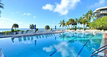 Beachfront 2bdr Condo, Pool & Hot Tub w/ Ocean Views Papaya Place by Avantstay