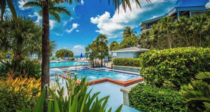 Beachfront 2bdr Condo, Pool & Hot Tub w/ Ocean Views Papaya Place by Avantstay