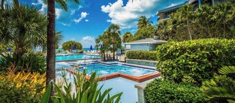 Beachfront 2bdr Condo, Pool & Hot Tub w/ Ocean Views Papaya Place by Avantstay