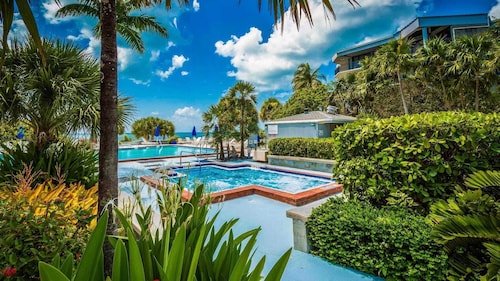 Beachfront 2bdr Condo, Pool & Hot Tub w/ Ocean Views Papaya Place by Avantstay