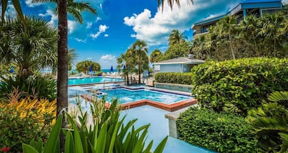 Beachfront 2bdr Condo, Pool & Hot Tub w/ Ocean Views Papaya Place by Avantstay