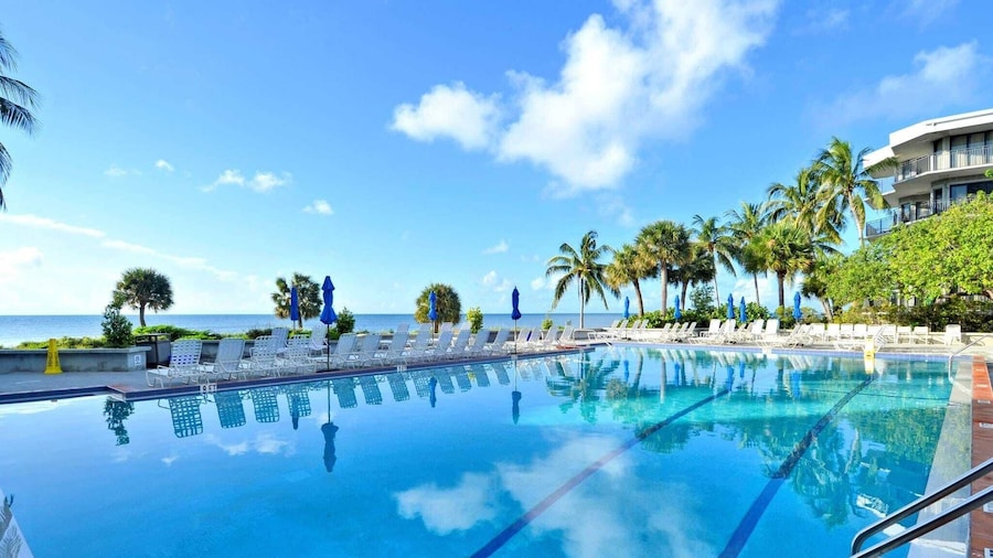 Papaya Place by Avantstay Great Location w/ Balcony, Outdoor Dining, Shared Pool & Hot Tub!