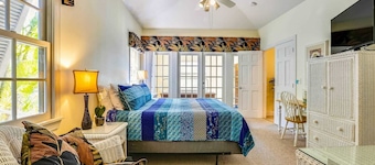 Place to Relax by Avantstay Shared Pool 3 Miles to Smather's Beach Month-long Stays Only