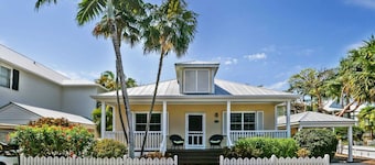 Place to Relax by Avantstay Shared Pool 3 Miles to Smather's Beach Month-long Stays Only