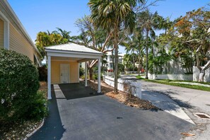 Interior - Place to Relax by Avantstay Shared Pool 3 Miles to Smather's Beach Month-long Stays Only (Key West)