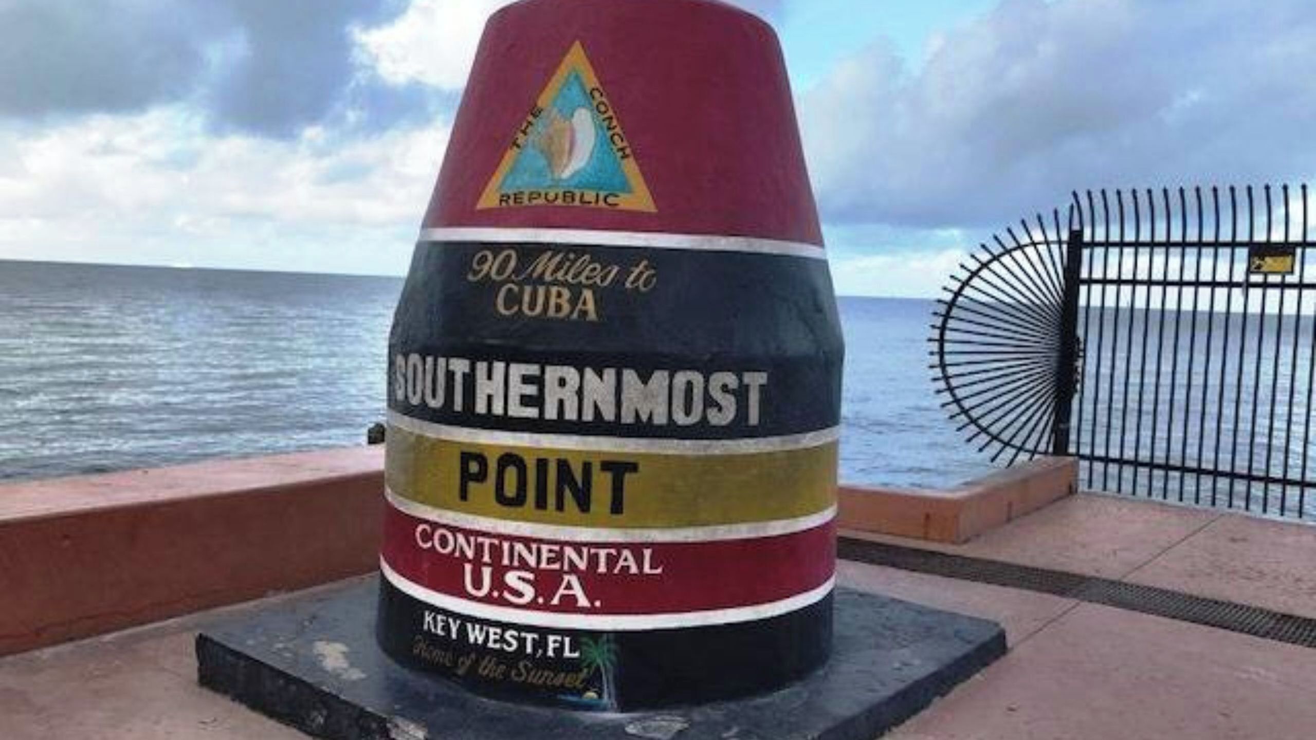 Un monument indiquant « Point le plus au sud », avec les inscriptions « 10 miles jusqu’à Cuba » et « États-Unis continentaux ».