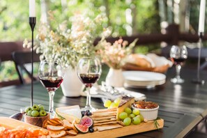 A table set with a cheese board, grapes, olives, and wine glasses. - Scarlett by Avantstay Spacious Mountain Home w/ Gorgeous Views & Hot Tub (Park City)