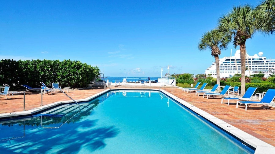 Truman's Hideaway by Avantstay Great Location w/ Patio, Outdoor Dining, BBQ & Shared Pool! Week Long Stays