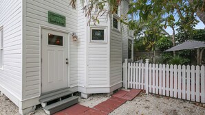Un edificio blanco con un letrero que dice '6 en Galamell Street, Key West' y 'Loud of Love'.