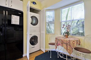 Dining - Duval Breeze by Avantstay Great Location Close to Beach & Nightlife Shared Pool! Week Long Stays (Key West)