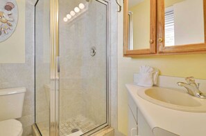 House (2 Bedrooms) | Bathroom - Duval Breeze by Avantstay Great Location Close to Beach & Nightlife Shared Pool! Week Long Stays (Key West)