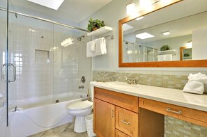 House (2 Bedrooms) | Bathroom - Duval Breeze by Avantstay Great Location Close to Beach & Nightlife Shared Pool! Week Long Stays (Key West)