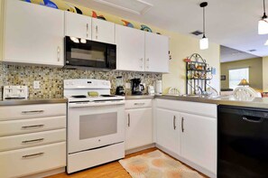 Private kitchen - Duval Breeze by Avantstay Great Location Close to Beach & Nightlife Shared Pool! Week Long Stays (Key West)