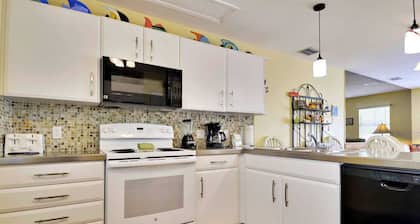 Duval Breeze by Avantstay Great Location Close to Beach & Nightlife Shared Pool! Week Long Stays