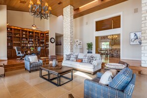 Smart TV, fireplace, table tennis, books - 10,000 Sq.Ft Lux Estate on 650 Acres with Amazing Pool, Spa & Hill Country Views (Marble Falls)