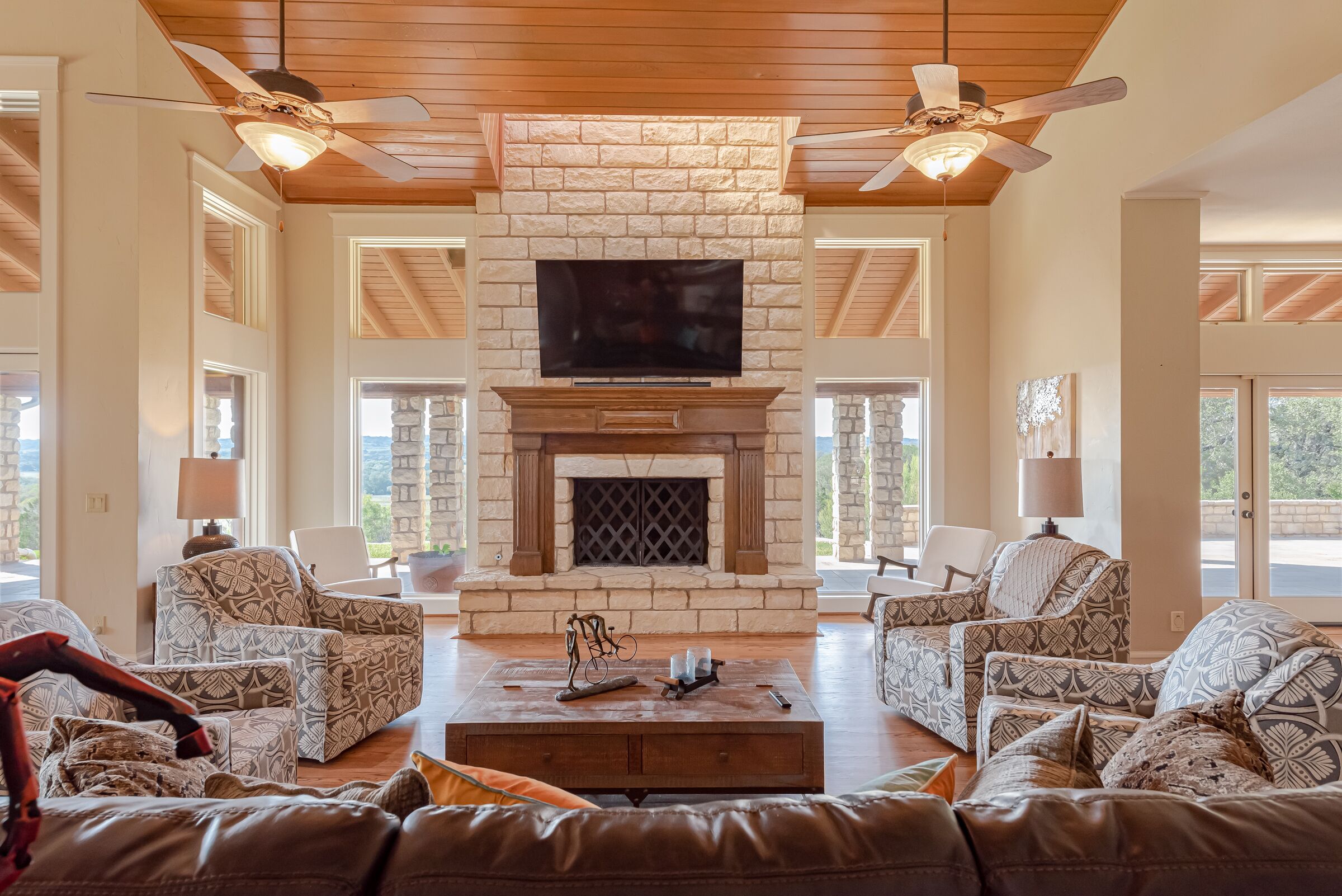 Älytelevisio, takka, pöytätennispöytä, kirjoja