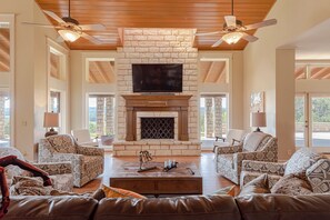 Smart TV, chimenea, tenis de mesa y libros