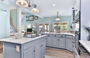 Fridge, microwave, oven, stovetop - Beautiful restored Victorian farmhouse (Shelbyville)