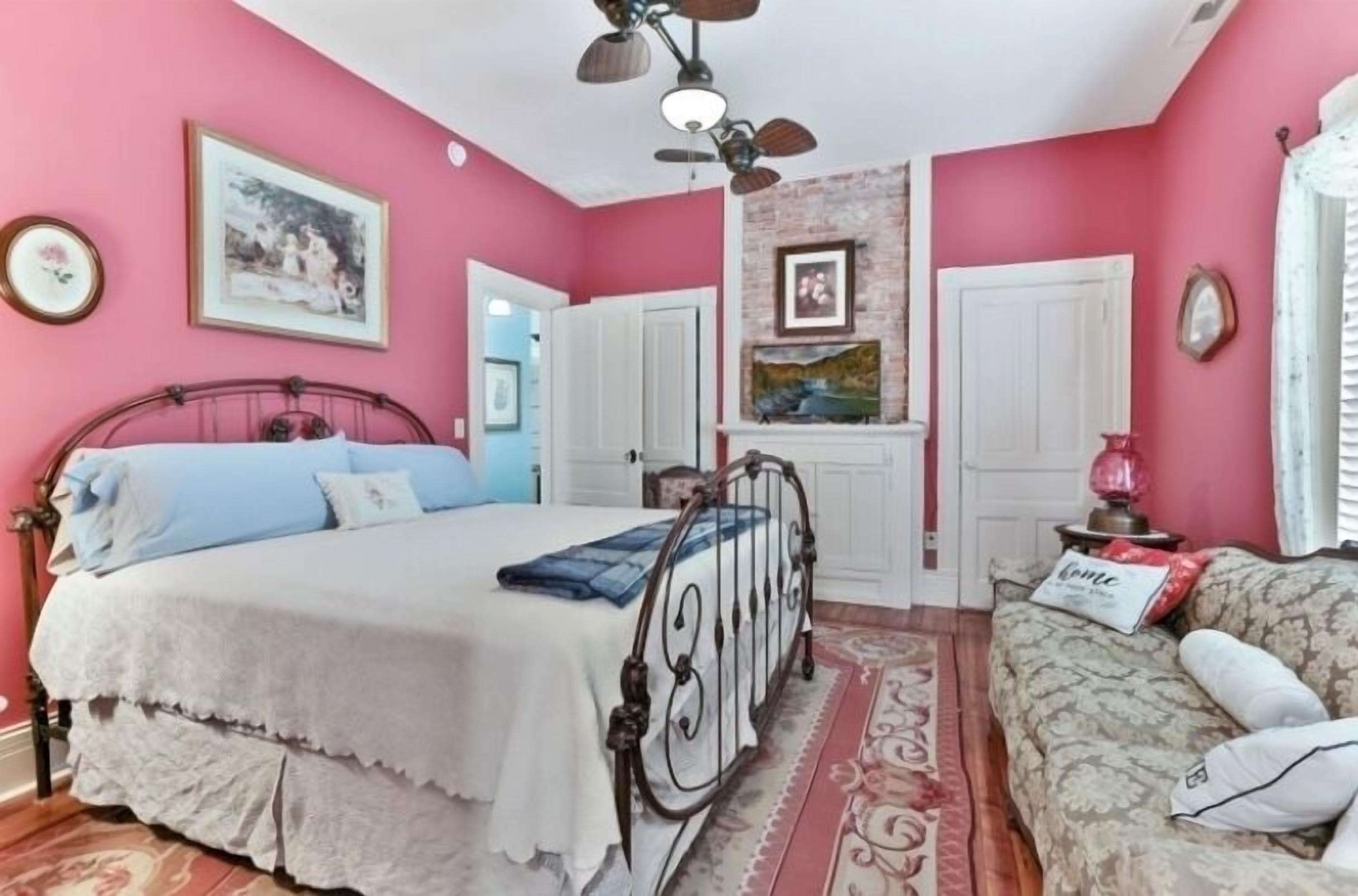 4 bedrooms, travel cot, WiFi, bed sheets