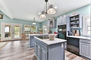 Fridge, microwave, oven, stovetop - Beautiful restored Victorian farmhouse (Shelbyville)
