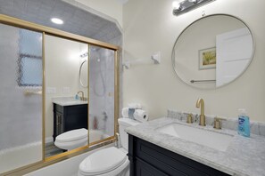 Combined shower/bathtub, hair dryer, towels, soap - Coastal Heated Pool Home, 10 mins to the beach and downtown  (St. Augustine)