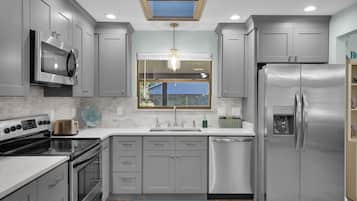 Refrigerador, microondas, horno y parrilla de estufa