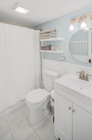 Badewanne, Haartrockner, Handtücher, Seife