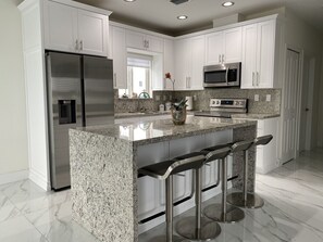 冷蔵庫、電子レンジ、コンロ、コーヒー / ティーメーカー