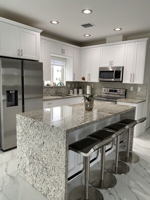 冷蔵庫、電子レンジ、コンロ、コーヒー / ティーメーカー