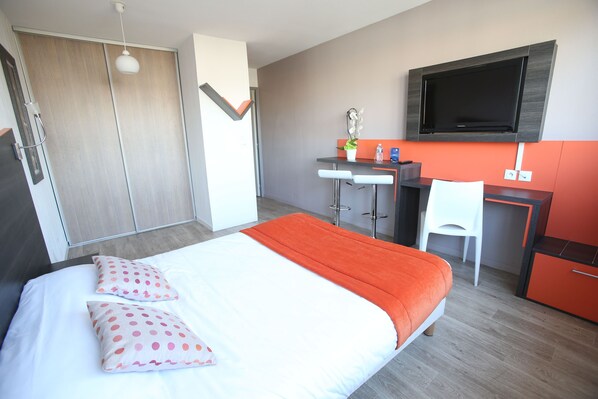 Travel cot, free WiFi