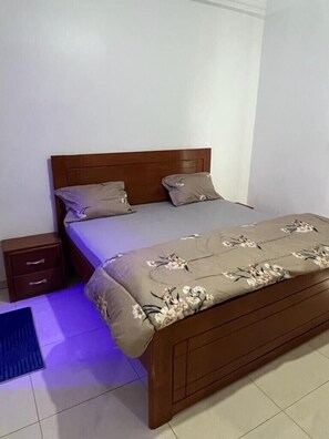 2 chambres, bureau, fer et planche à repasser, lit parapluie