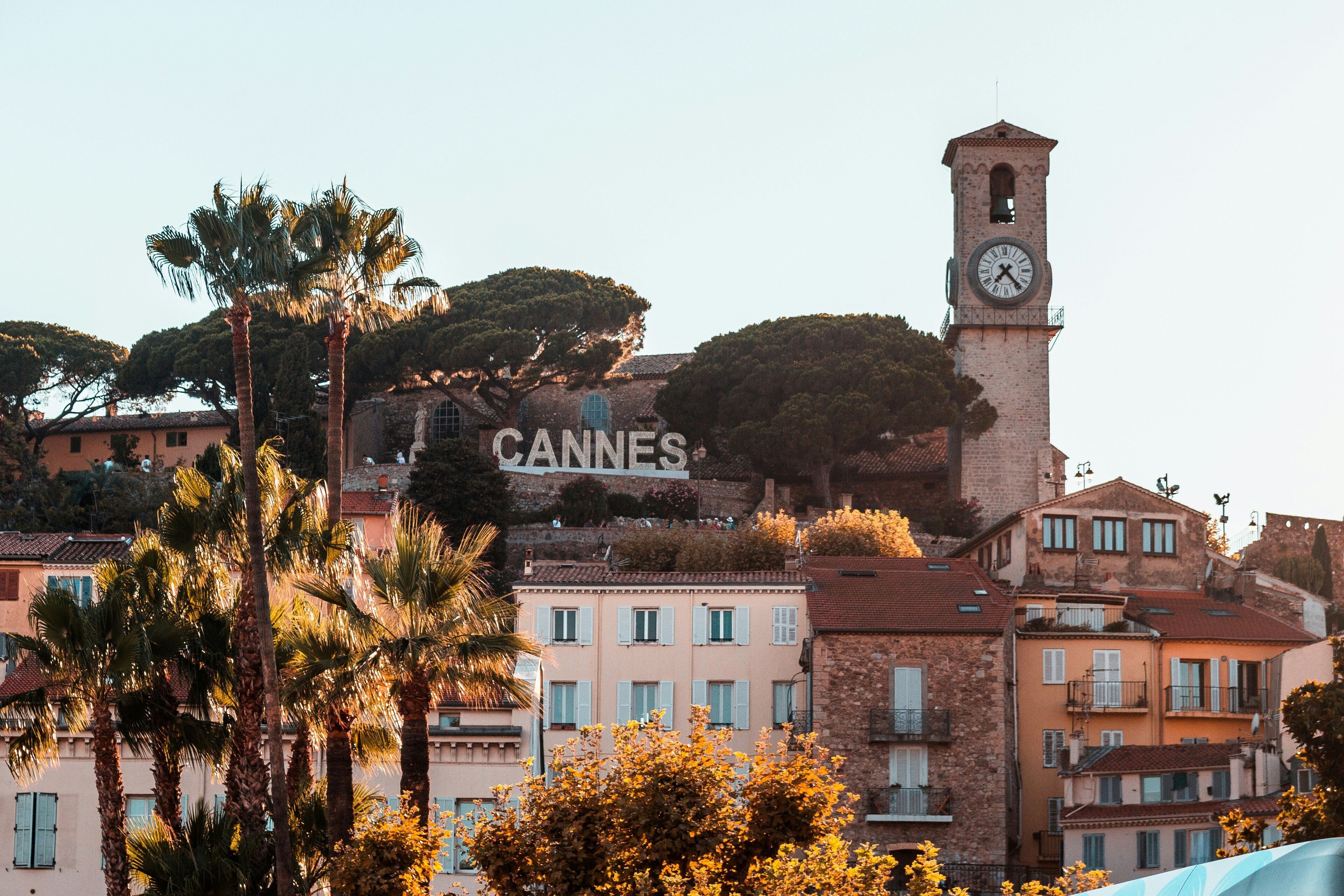 Een historisch gebouw met een klokkentoren en de tekst 'CANNES' op de gevel.