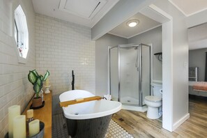 Combined shower/bathtub