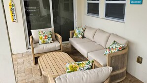 A sunlit patio area with a sofa, chairs, and a wooden table. - Fun House !¡ Come to Relax or Have Fun ☀️ (Sunrise)