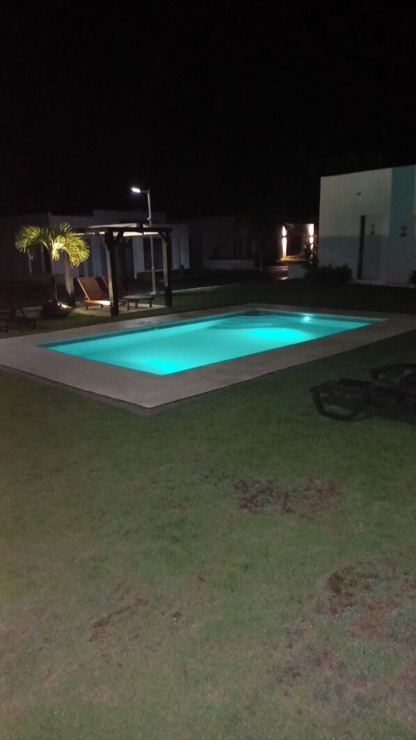 حمّام سباحة خارجي، حمّام سباحة مُدفَّأ