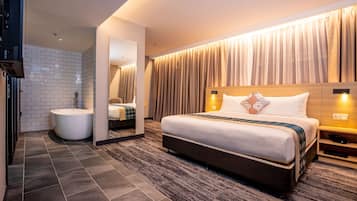 Suite, Bathtub (Spa) | Busa memori, bar mini, peti besi dalam bilik, seterika/papan seterika