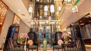 A lobby with modern decor, including a large vase and two chairs with potted plants. - Santa Grand Signature Kuala Lumpur (Kuala Lumpur)