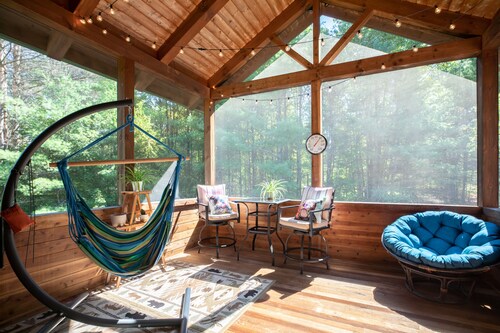 Modern Cabin w/ Hot Tub-Minutes to Lakes & Skiing